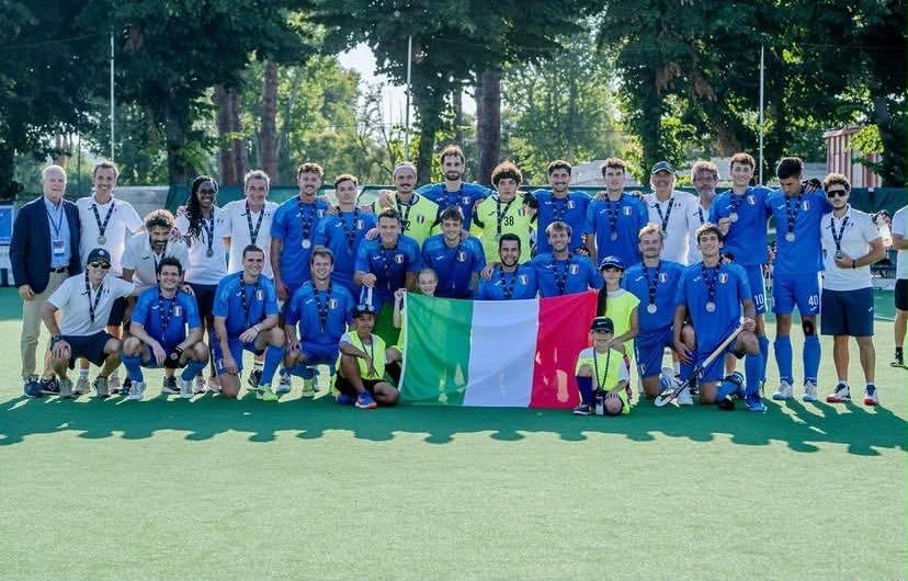 El plantel de la Selección Italiana con la bandera y las medallas